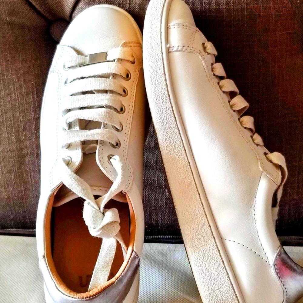 UGG Women's Milo Shoe Lace up sneaker with full grain leather upper Size 9